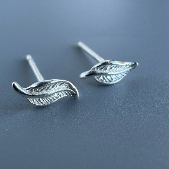 Sterling Silver Leaves Ear Stud - Picture 3 of 11